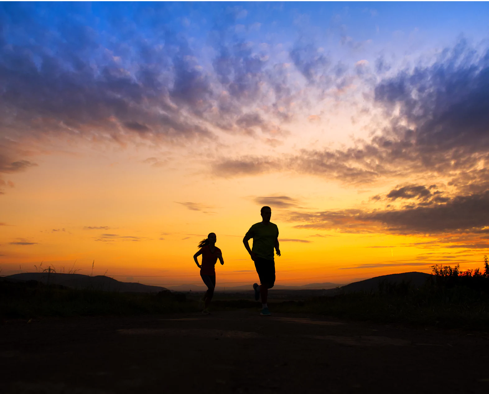silhouette-of-young-couple-running-in-sunset-sbi-305124950-1-6722c1b9268a3.webp